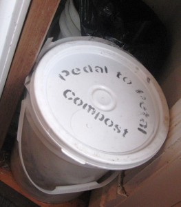 kitchen compost pail