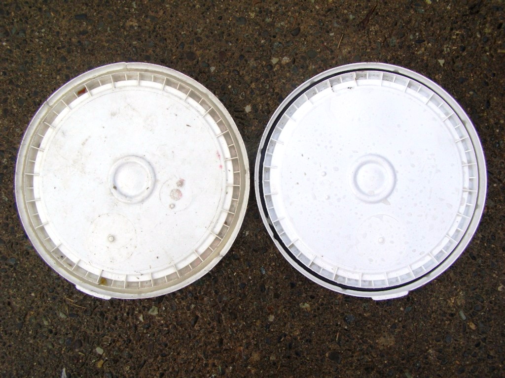 lids with and without rubber gaskets